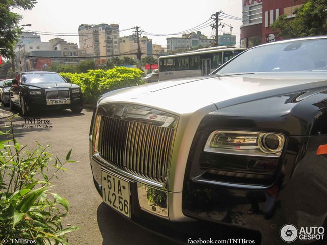 Cặp đôi Rolls-Royce Phantom rồng biển gần giống nhau lên "báo Tây" 9