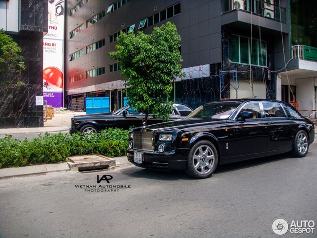 Cặp đôi Rolls-Royce Phantom rồng biển gần giống nhau lên "báo Tây" 5