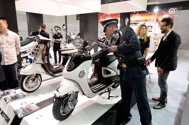 Hơn chục scooter "nhái" Piaggio Vespa và Honda PCX bị tịch thu 1