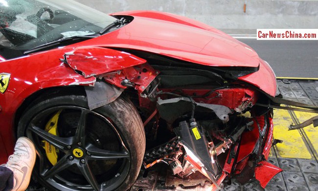 Ferrari 458 Spider "toác đầu" vì phóng nhanh trong đường hầm 2