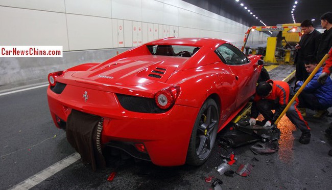 Ferrari 458 Spider "toác đầu" vì phóng nhanh trong đường hầm 1