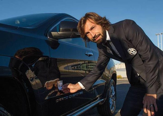 Dàn cầu thủ Juventus nhận 27 xe Jeep Grand Cherokee "đập hộp" 6
