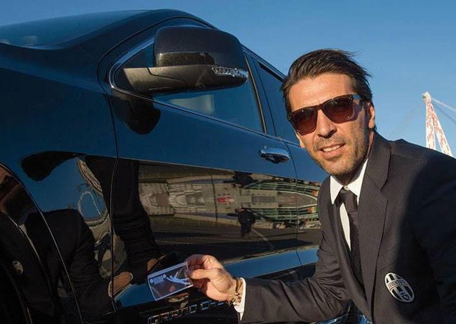 Dàn cầu thủ Juventus nhận 27 xe Jeep Grand Cherokee "đập hộp" 5