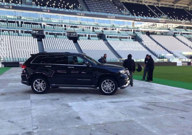 Dàn cầu thủ Juventus nhận 27 xe Jeep Grand Cherokee "đập hộp" 11