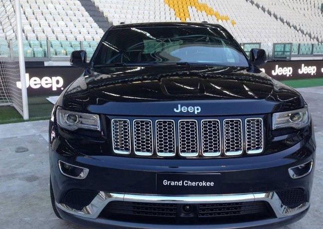 Dàn cầu thủ Juventus nhận 27 xe Jeep Grand Cherokee "đập hộp" 12