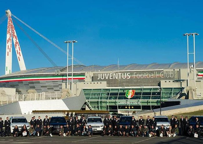 Dàn cầu thủ Juventus nhận 27 xe Jeep Grand Cherokee "đập hộp" 2