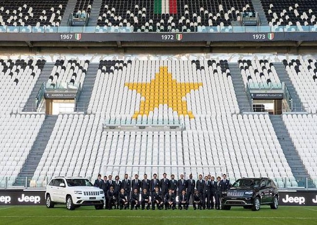 Dàn cầu thủ Juventus nhận 27 xe Jeep Grand Cherokee "đập hộp" 3