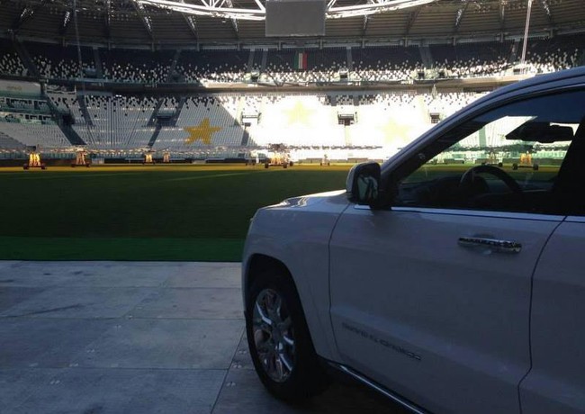 Dàn cầu thủ Juventus nhận 27 xe Jeep Grand Cherokee "đập hộp" 9