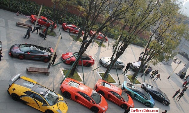Hơn 200 siêu xe tham gia lễ khai trương quán bar của Nhậm Đạt Hoa 2