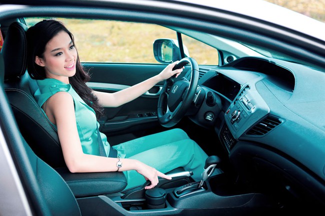 Top 10 Hoa hậu Việt Nam trẻ trung và thanh lịch bên Honda Civic 9