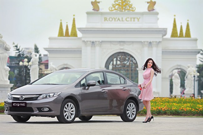 Top 10 Hoa hậu Việt Nam trẻ trung và thanh lịch bên Honda Civic 1