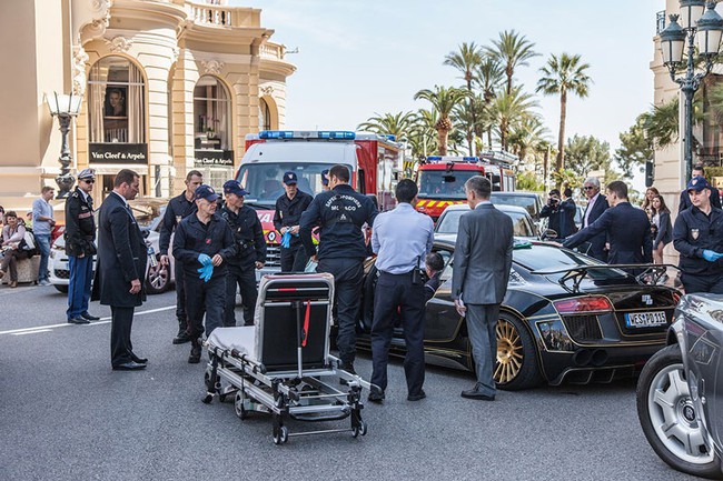 Audi R8 bị phá hỏng vì nhân viên khách sạn mắc kẹt trong xe 3