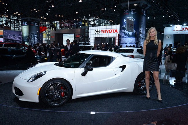 Xe thể thao Alfa Romeo 4C Coupe không hề rẻ 1