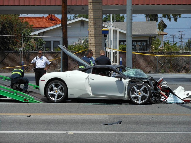 Hyundai Accent đâm Ferrari 458 Italia, một thanh niên tử vong 1