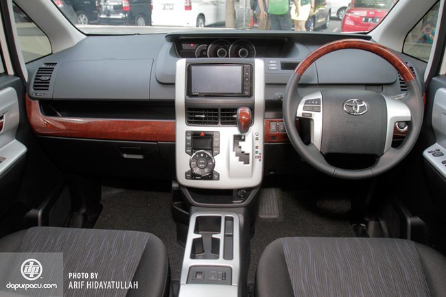 Toyota NAV1 V Limited - "Người anh em" sang trọng hơn của Innova 2