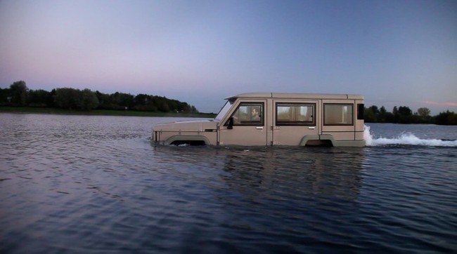 Toyota Land Cruiser chạy băng băng trên mặt nước 4