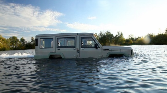 Toyota Land Cruiser chạy băng băng trên mặt nước 5