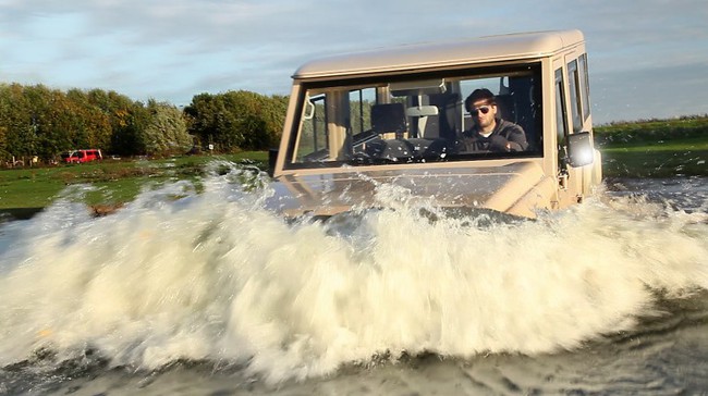 Toyota Land Cruiser chạy băng băng trên mặt nước 6
