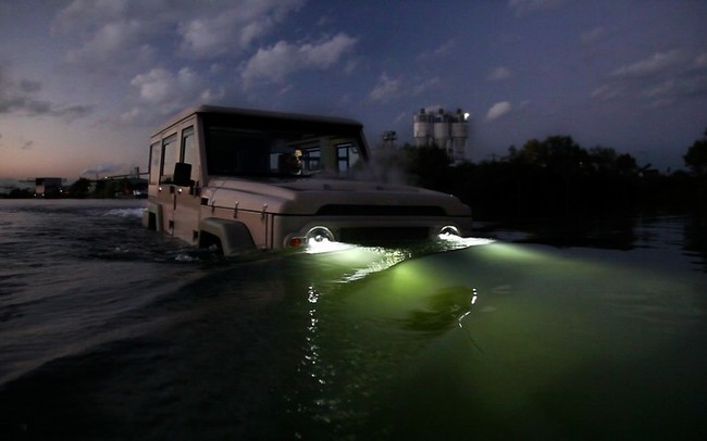 Toyota Land Cruiser chạy băng băng trên mặt nước 8
