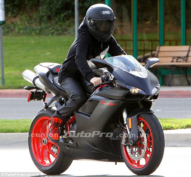 Justin Bieber ra phố với xế nổ Ducati "cưng" 1