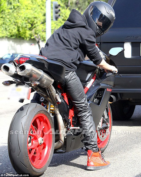Justin Bieber ra phố với xế nổ Ducati "cưng" 4