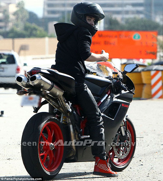 Justin Bieber ra phố với xế nổ Ducati "cưng" 5