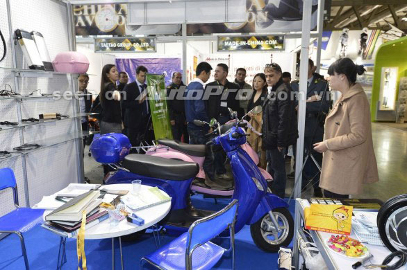 Hàng loạt scooter "nhái" Vespa bị tịch thu 1