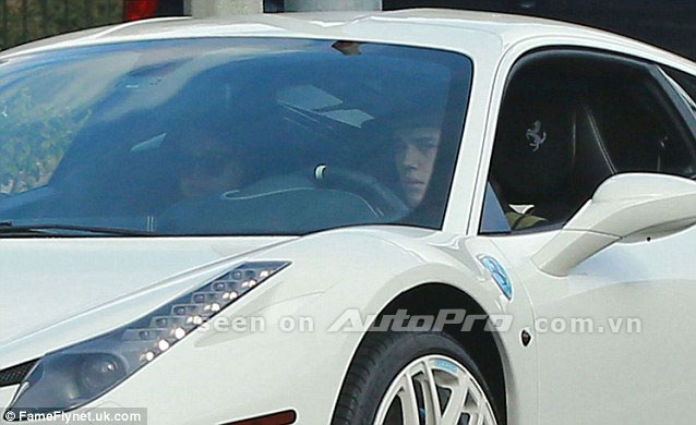 Justin Bieber "lấy le" với bạn gái bằng Ferrari "cáu cạnh" 2