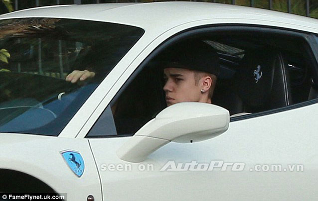 Justin Bieber "lấy le" với bạn gái bằng Ferrari "cáu cạnh" 4