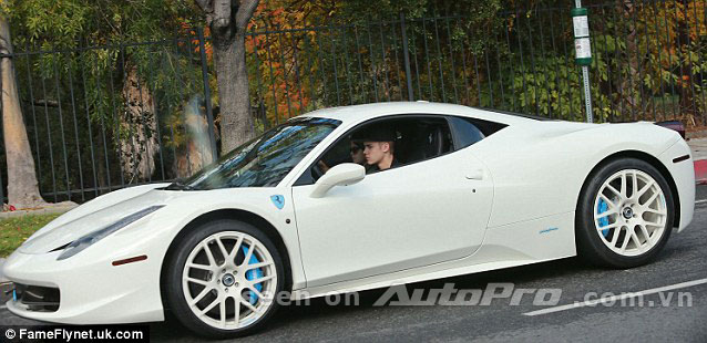 Justin Bieber "lấy le" với bạn gái bằng Ferrari "cáu cạnh" 1
