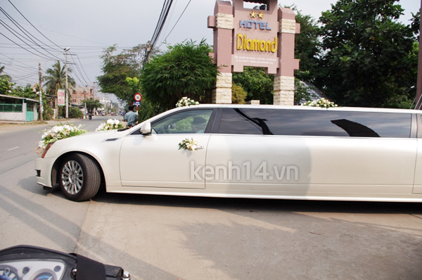 Ca sỹ Triệu Hoàng đón dâu bằng xe limousine sang trọng 1