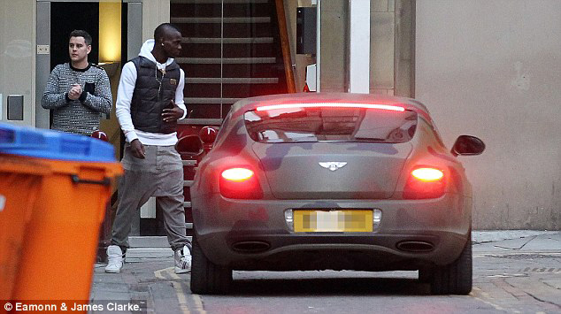 Balotelli không thể trốn người hâm mộ vì Bentley quá nổi 3