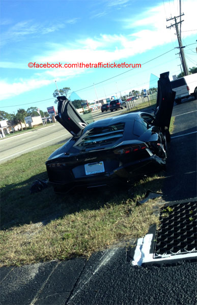 Lamborghini Aventador gặp nạn vì cụ bà "ham hố" lái xe 1