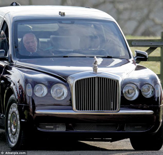 Xe limousine chuyên dụng của Nữ hoàng Anh "bỗng dưng" chết máy 1