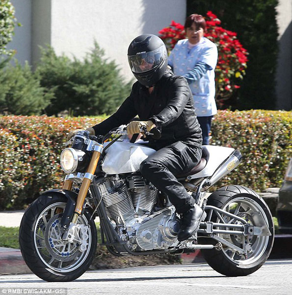 Brad Pitt cưỡi môtô siêu đắt 1