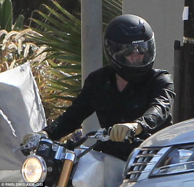Brad Pitt cưỡi môtô siêu đắt 2