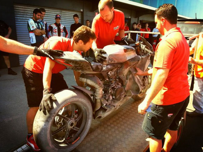 Ducati Panigale biến thành "đuốc sống" 2