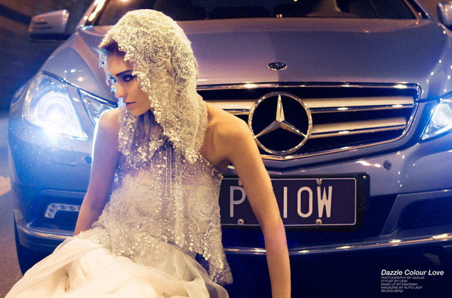 Váy vóc thướt tha sóng đôi với Mercedes-Benz mui trần 7