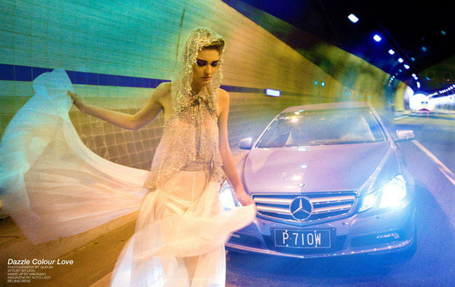 Váy vóc thướt tha sóng đôi với Mercedes-Benz mui trần 6