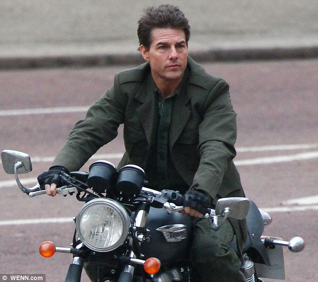 Tom Cruise đầu trần cưỡi môtô 3