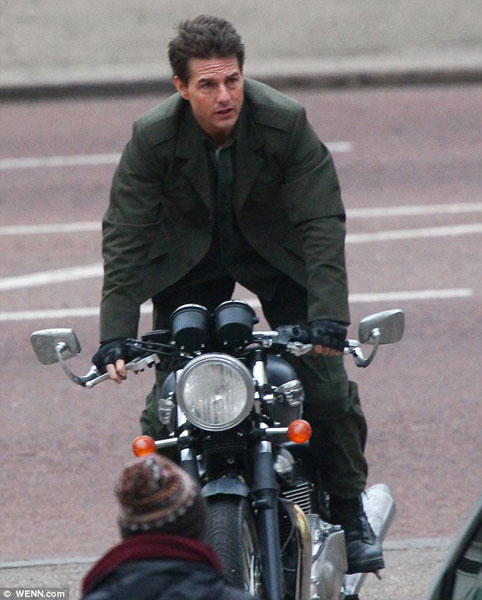 Tom Cruise đầu trần cưỡi môtô 4