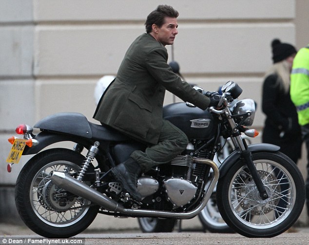 Tom Cruise đầu trần cưỡi môtô 2