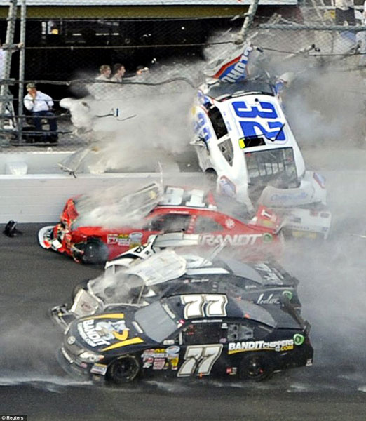 Tai nạn kinh hoàng trên đường đua NASCAR 4