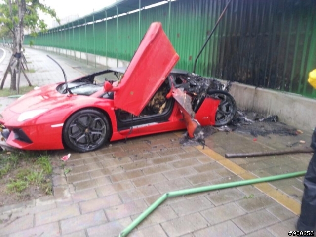 Lamborghini Aventador gặp nạn, ngôi sao phim đen thoát chết 3