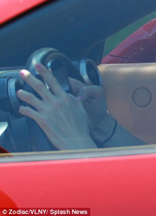 Paris Hilton vừa lái siêu xe vừa nhắn tin 1