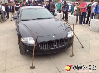 Thuê người dùng búa đập nát Maserati Quattroporte 1