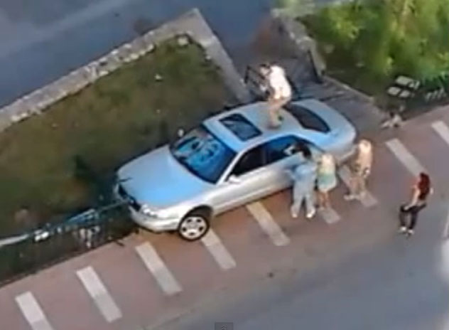 Gặp tai nạn, chủ xe nổi điên trút giận vào Audi A8  1