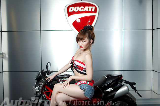 Gái Việt "khoe thân" bên xế nổ Ducati 4