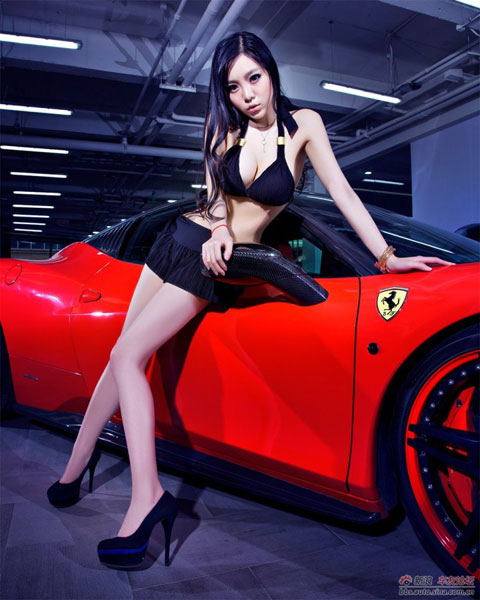 Tạo dáng táo bạo bên "xích thố" Ferrari 458 Italia 8