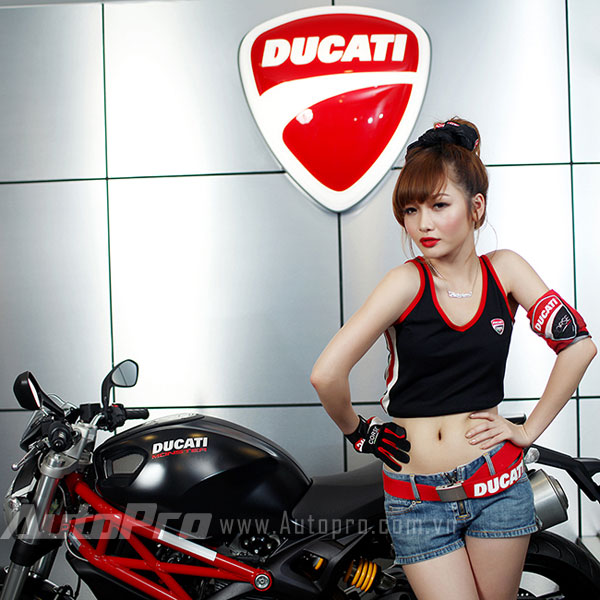 Gái Việt "khoe thân" bên xế nổ Ducati 8